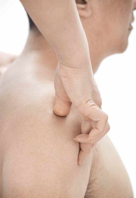 专业按摩师为男子进行肩部按摩