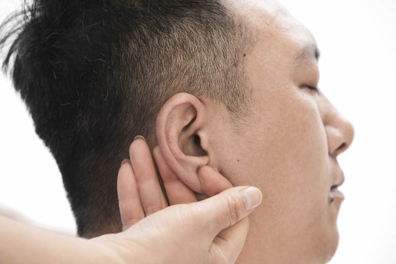 专业按摩师为男子进行头部按摩