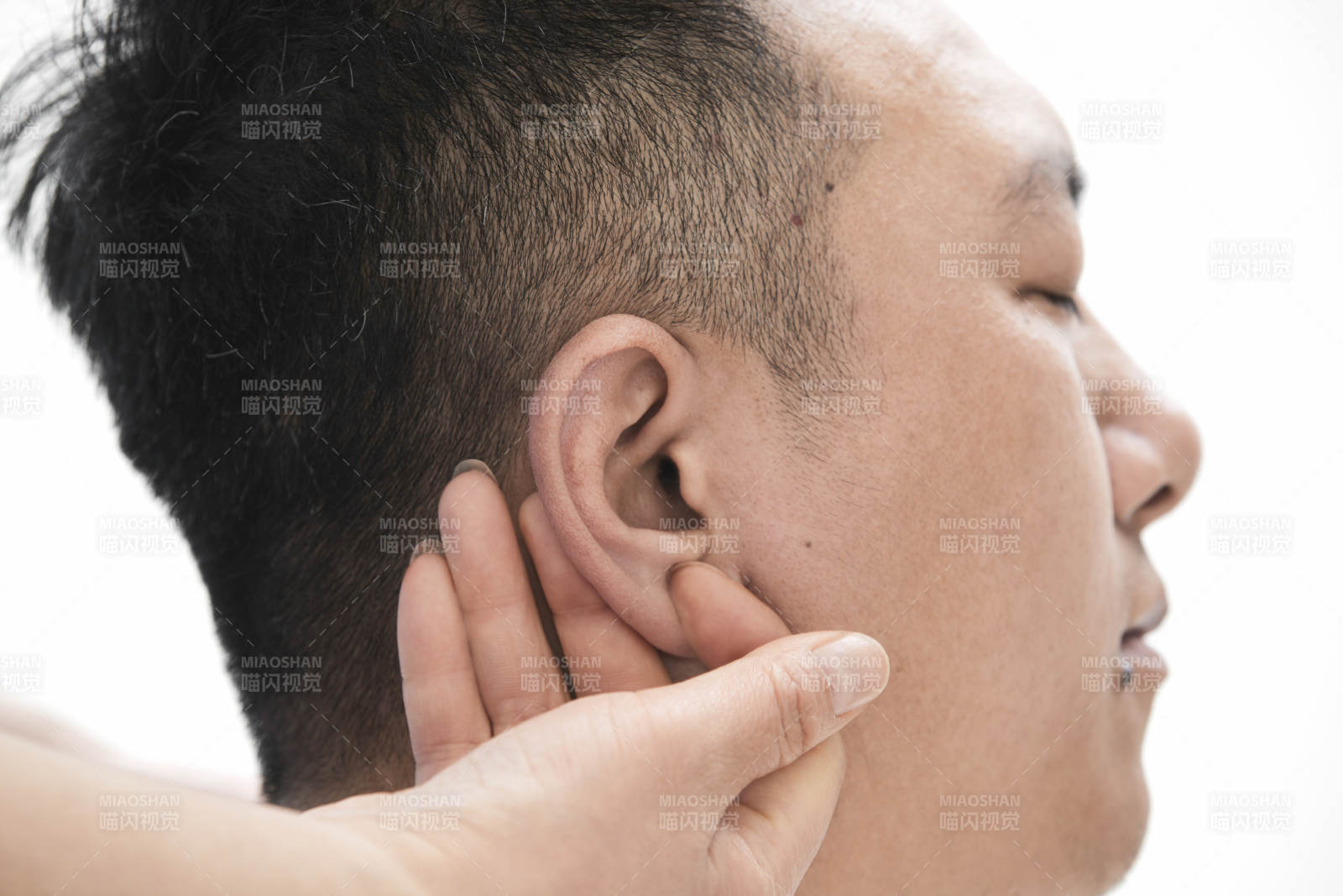 专业按摩师为男子进行头部按摩