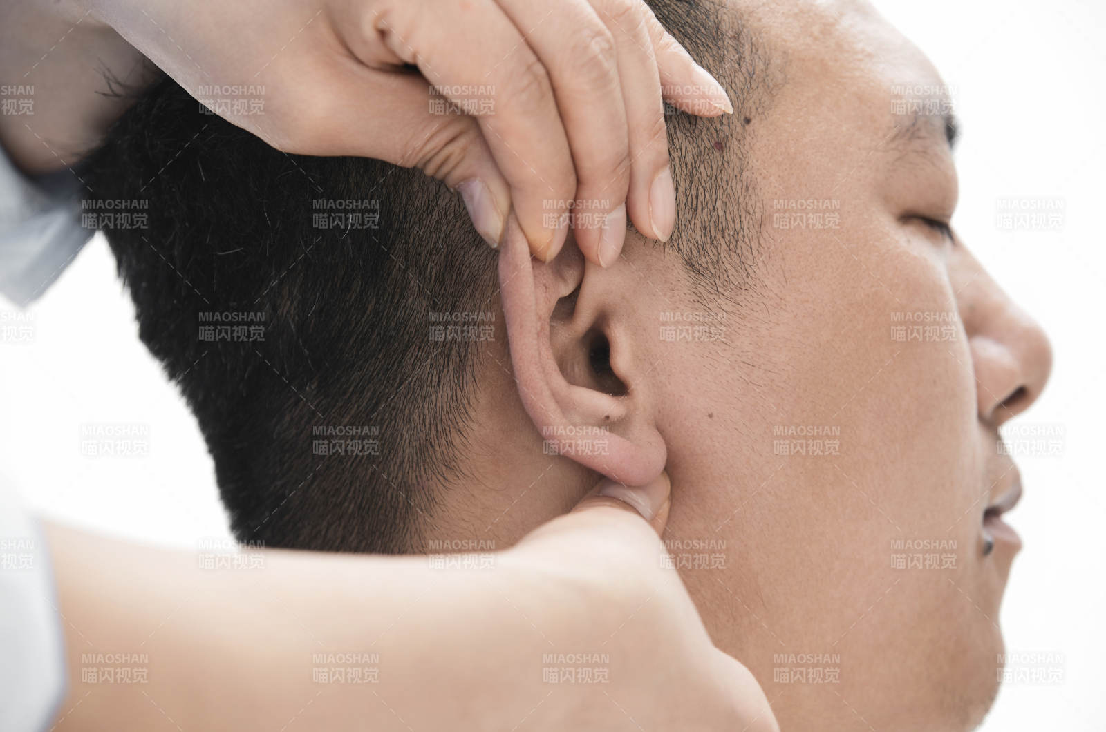 专业按摩师为男子进行头部按摩