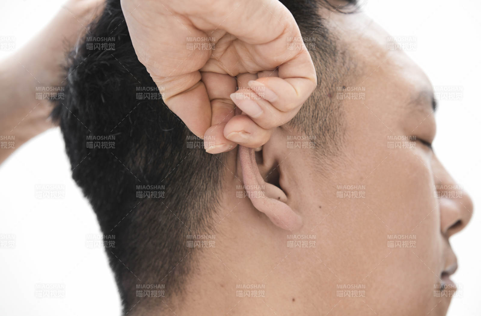 专业按摩师为男子进行头部按摩