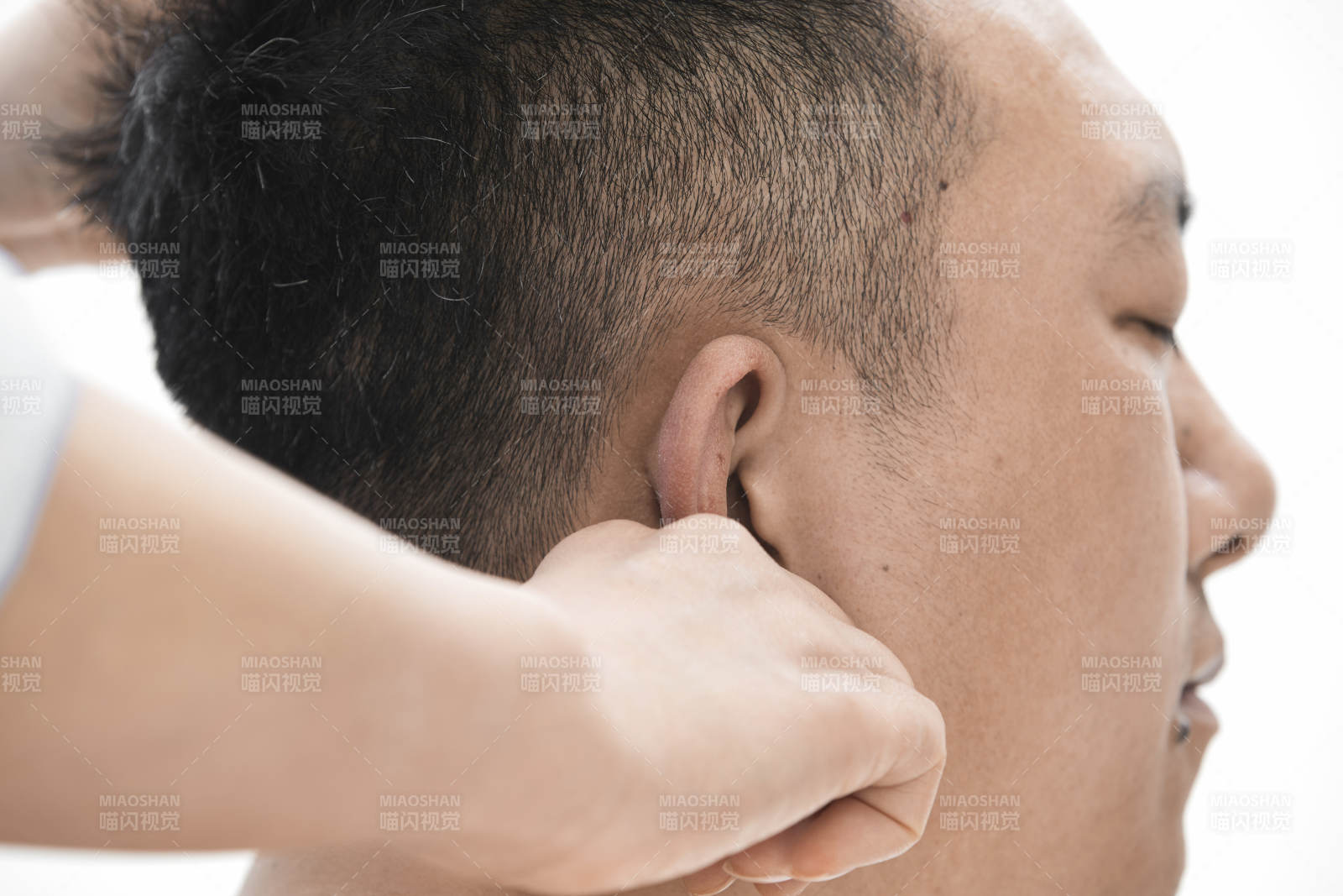 专业按摩师为男子进行头部按摩