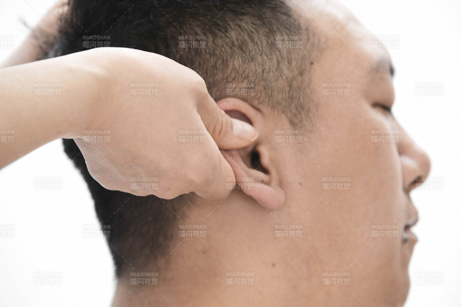 专业按摩师为男子进行头部按摩