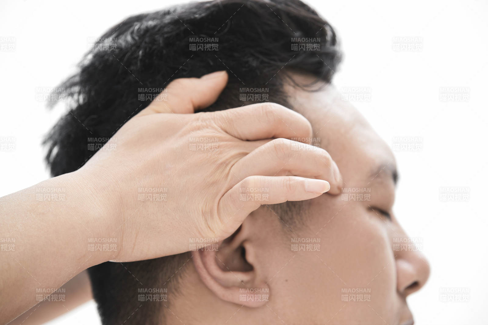 专业按摩师为男子进行头部按摩