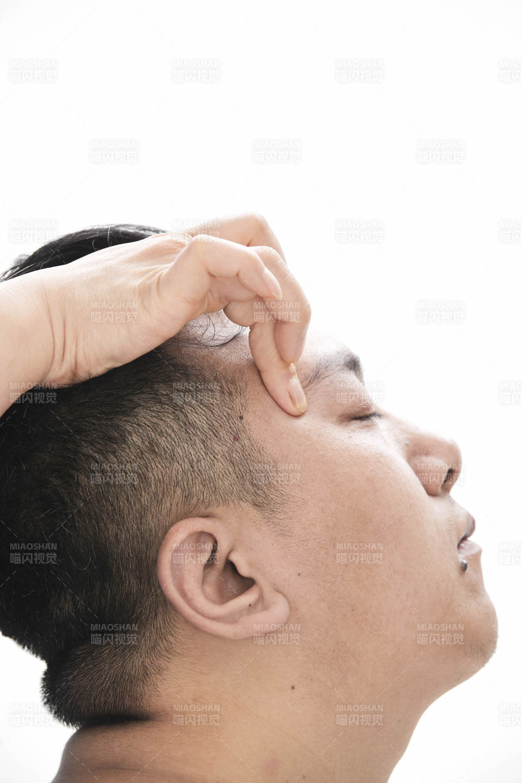 专业按摩师为男子进行头部按摩