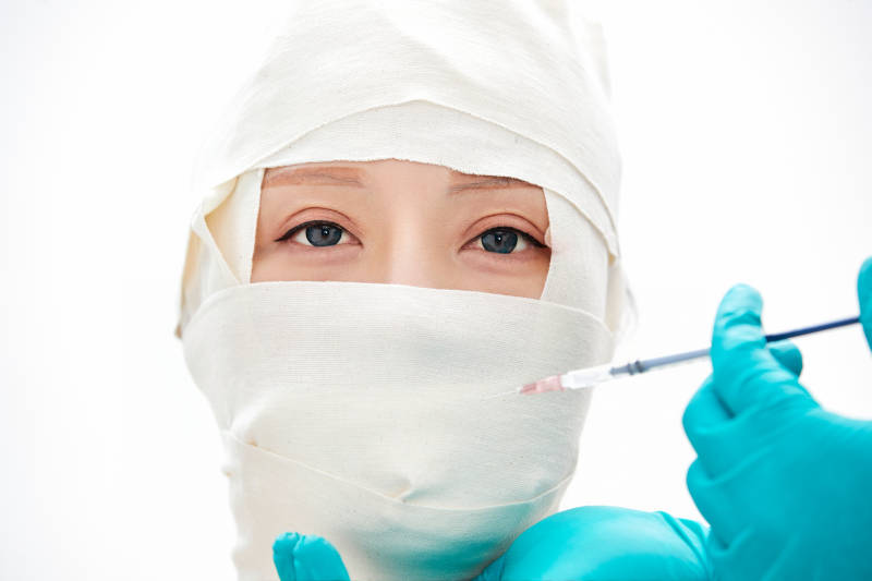 做面部注射整形的亞洲女士