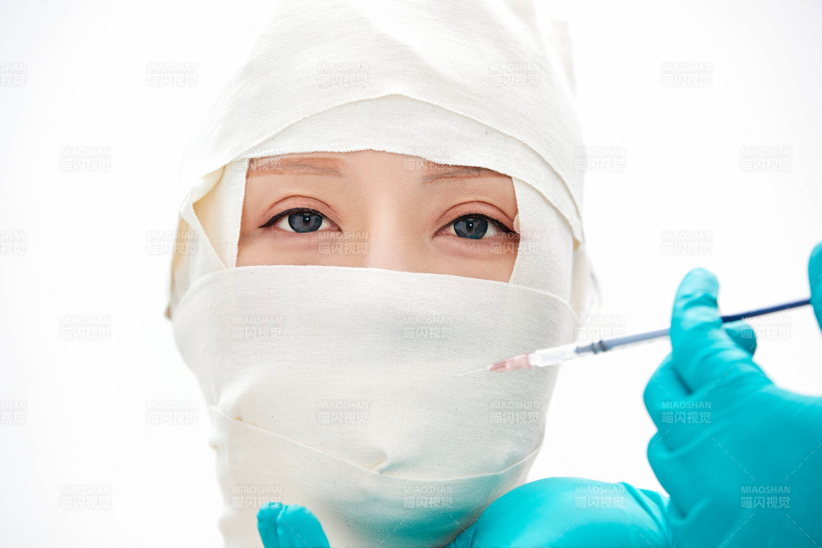 做面部注射整形的亞洲女士