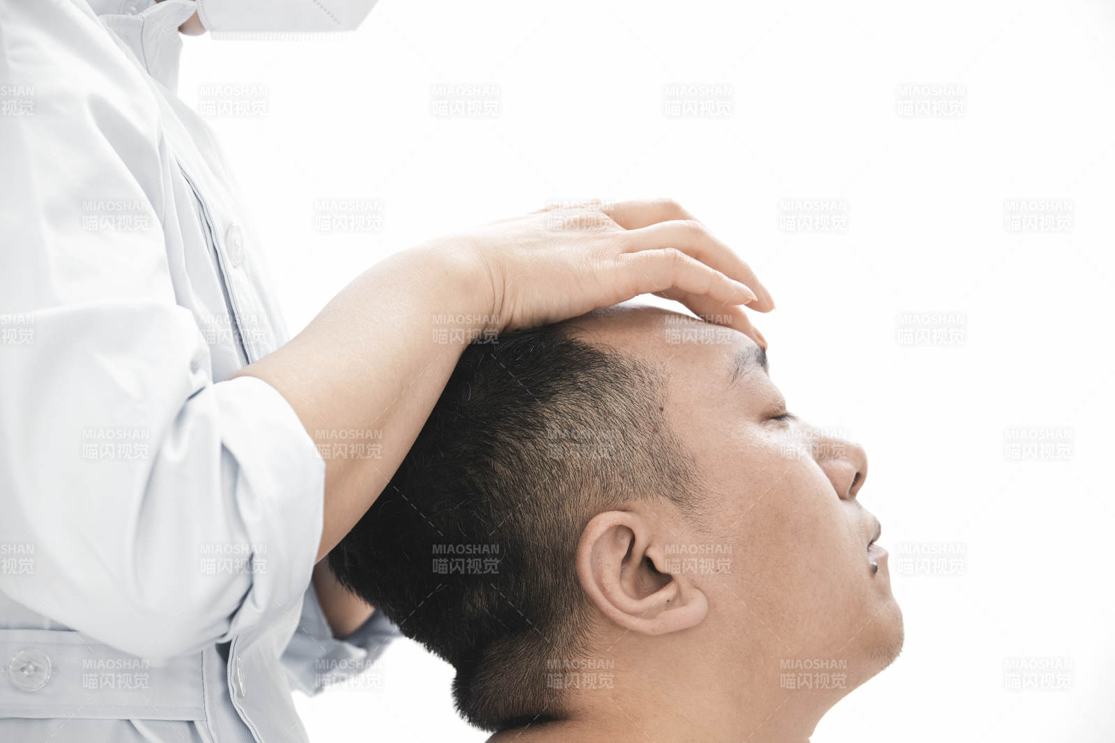 专业按摩师为男子进行头部按摩