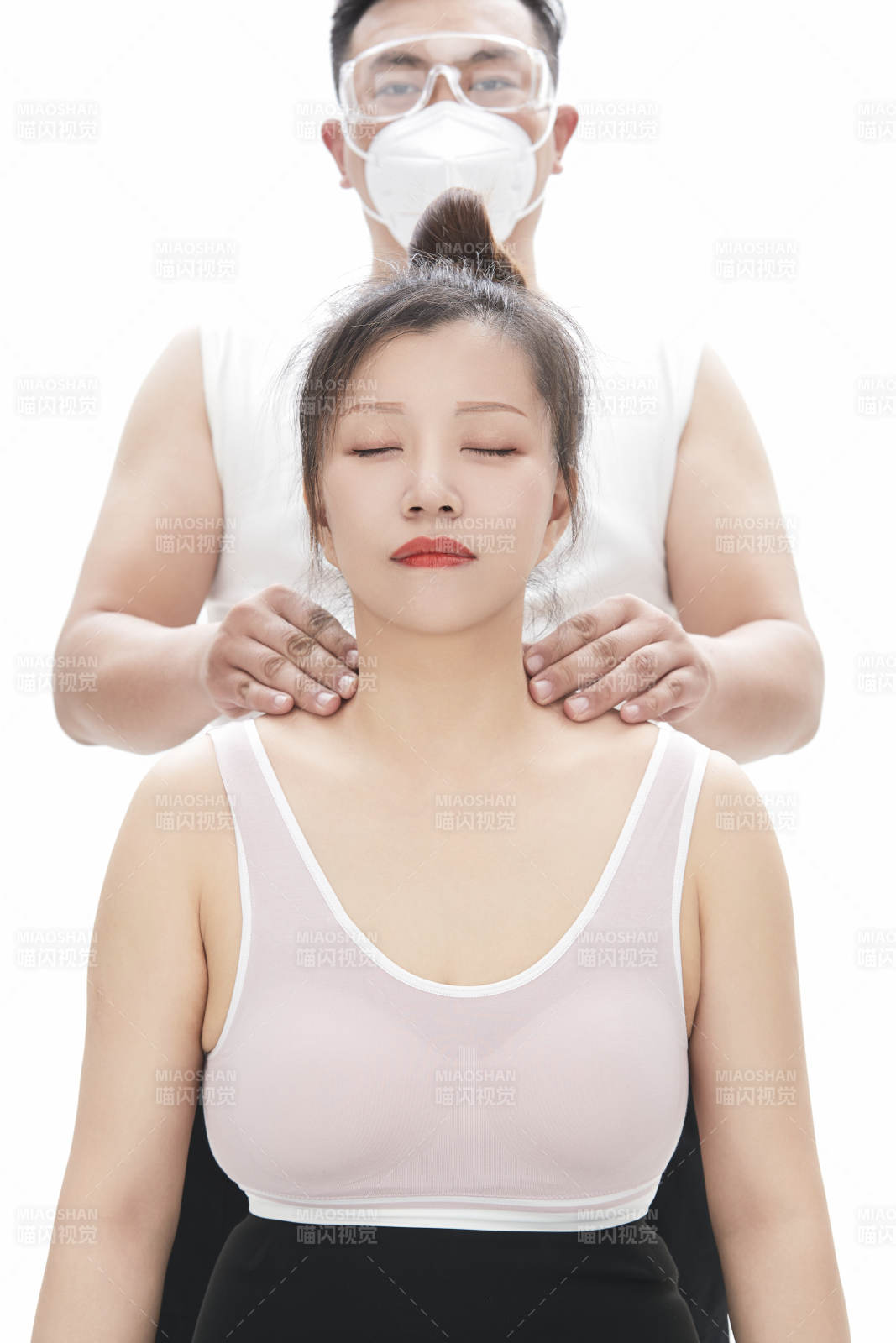 专业按摩师为女士进行理疗按摩