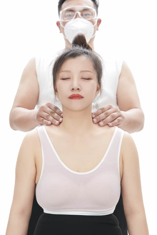 专业按摩师为女士进行理疗按摩