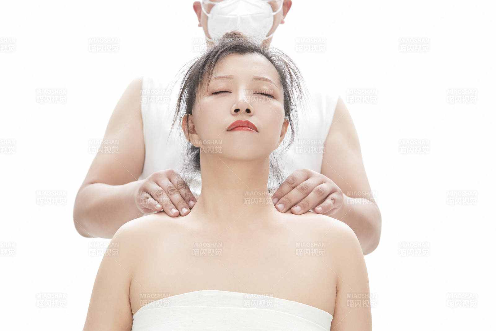 专业按摩师为女士进行理疗按摩