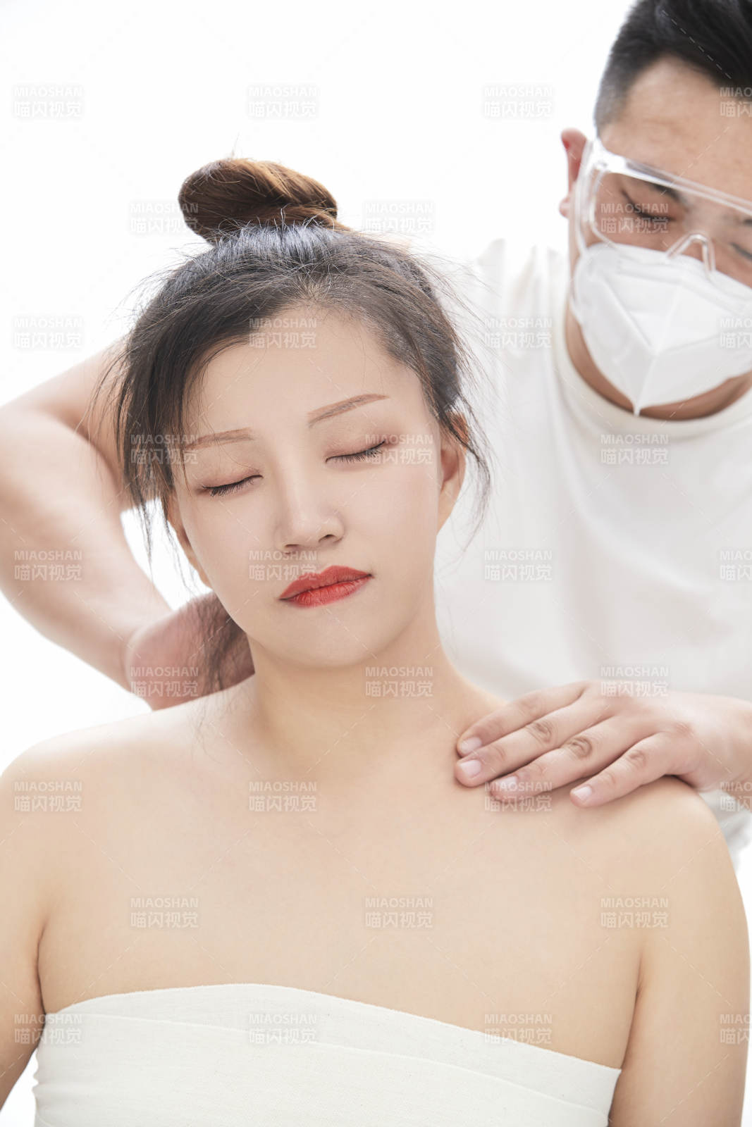 專業按摩師為女士進行理療按摩