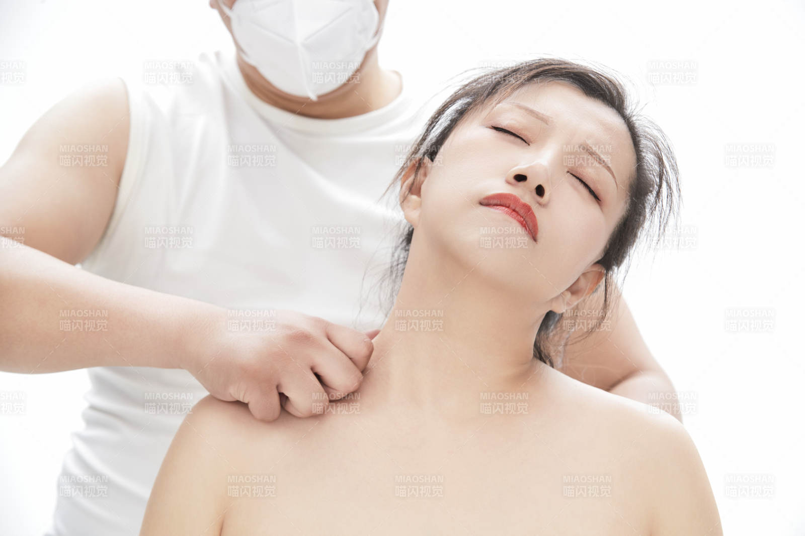 專業按摩師為女士進行理療按摩