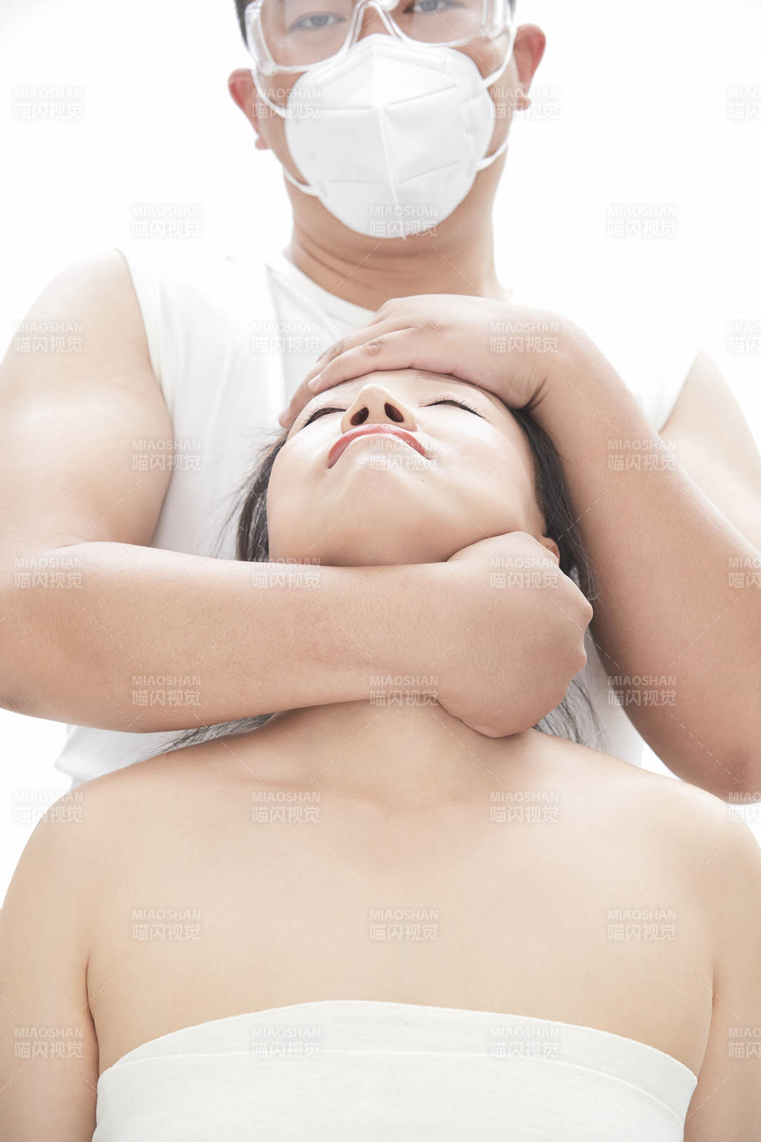 专业按摩师为女士进行理疗按摩