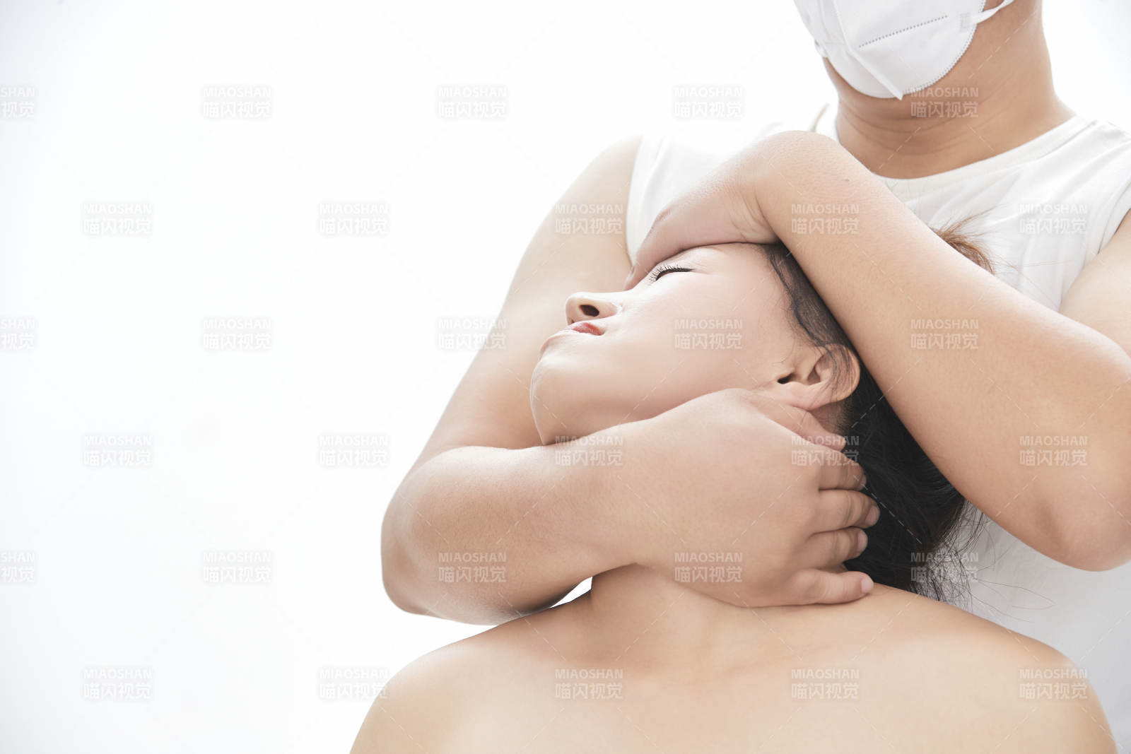 專業(yè)按摩師為女士進(jìn)行理療按摩