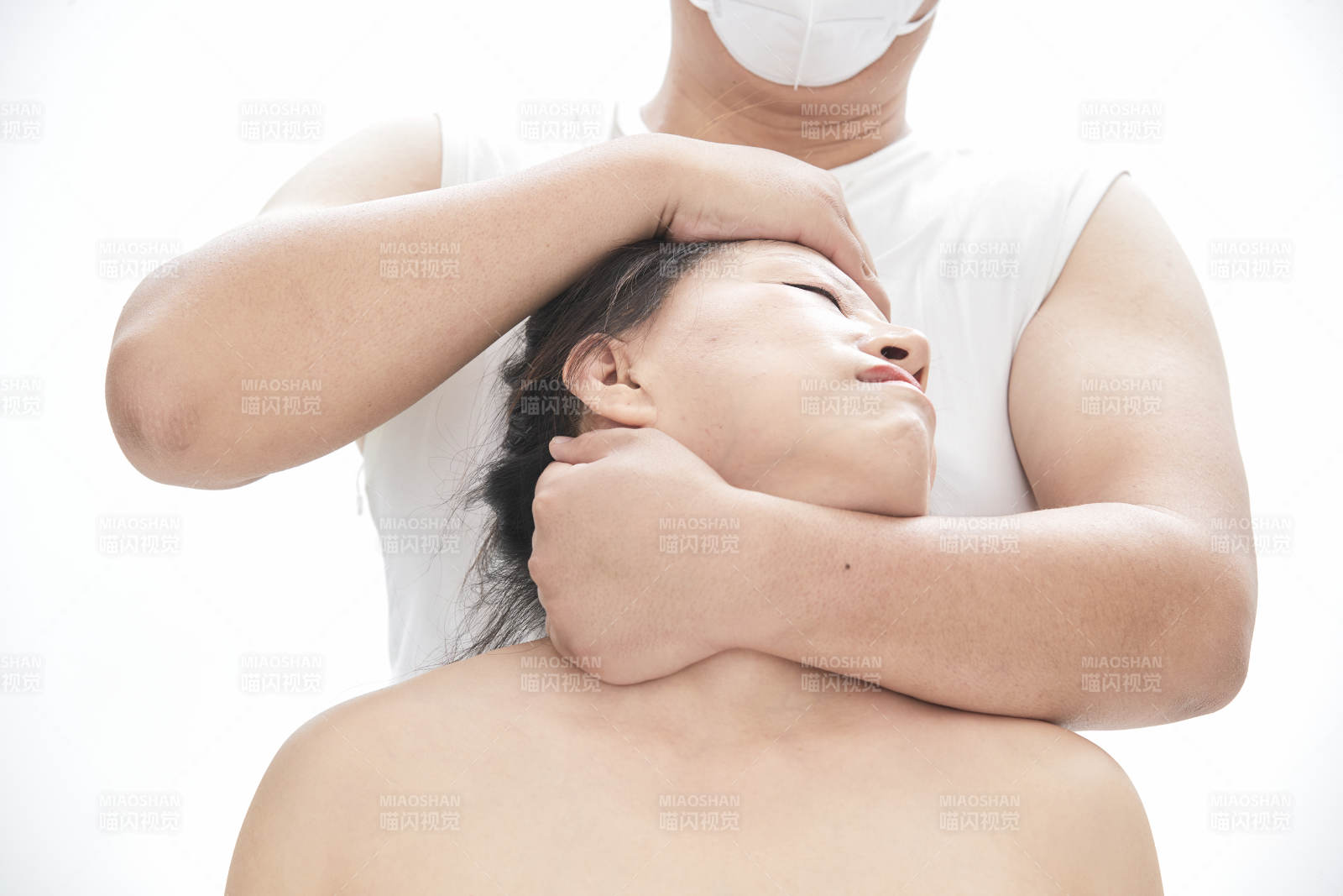 专业按摩师为女士进行理疗按摩图片