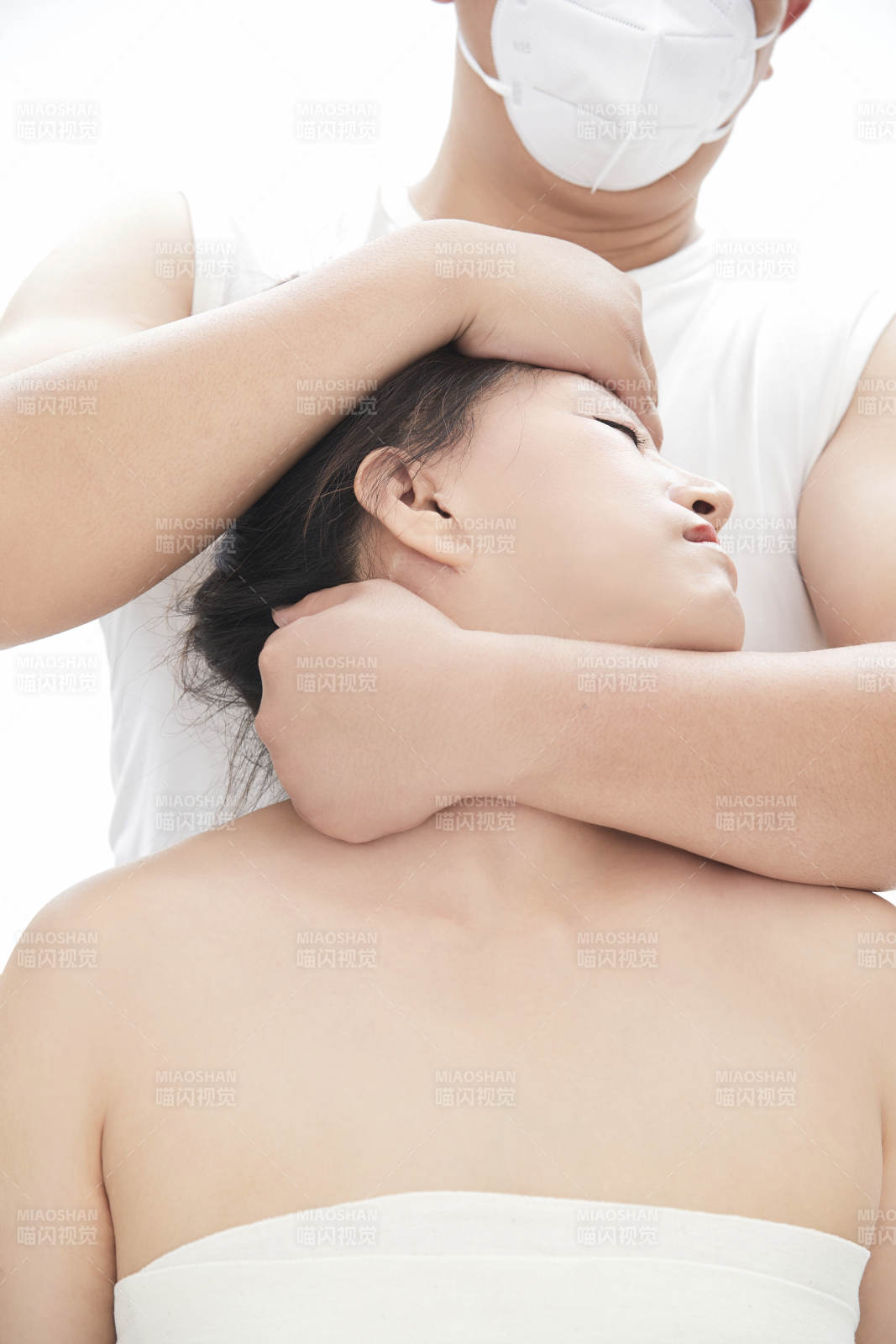 專業按摩師為女士進行理療按摩