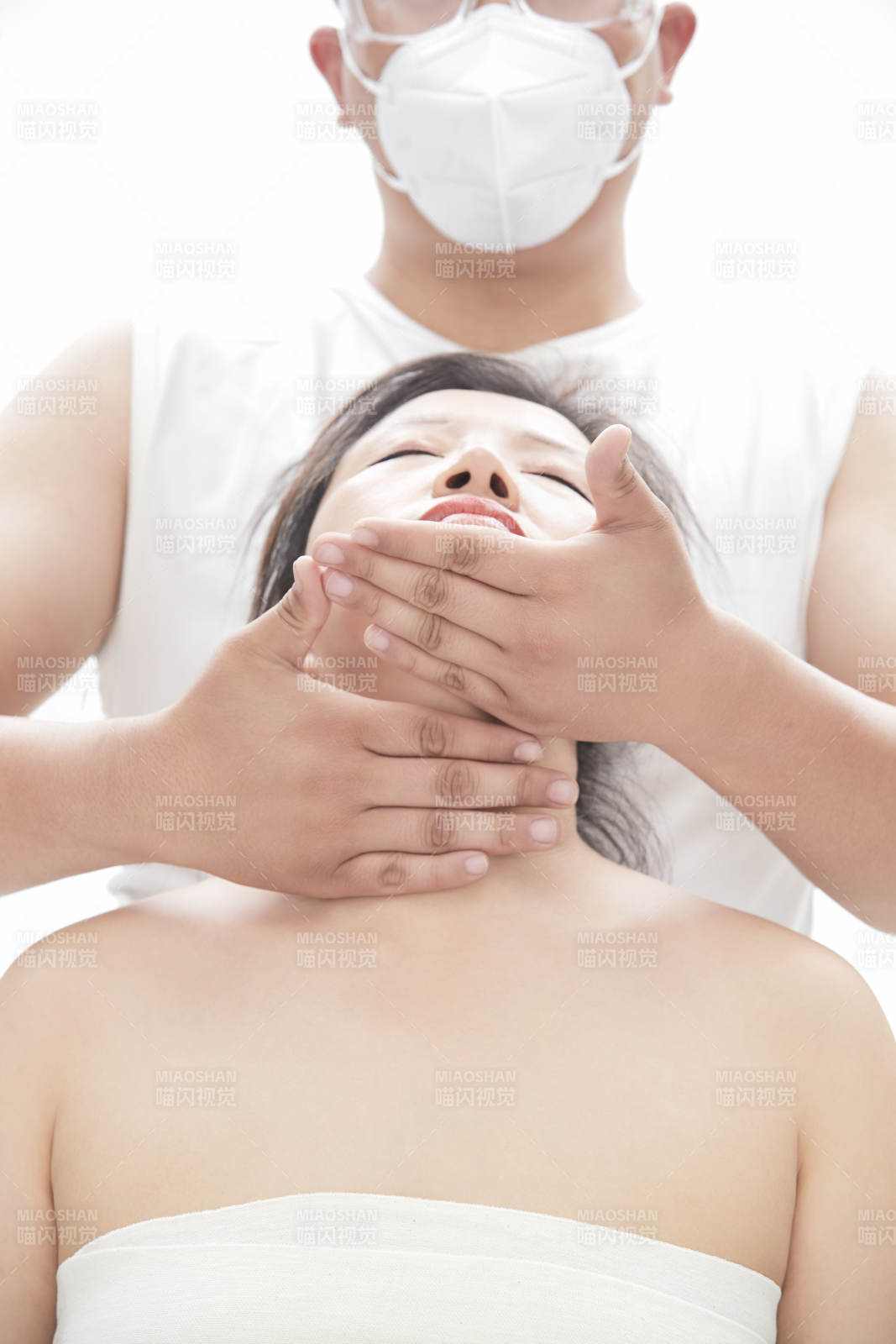 专业按摩师为女士进行理疗按摩