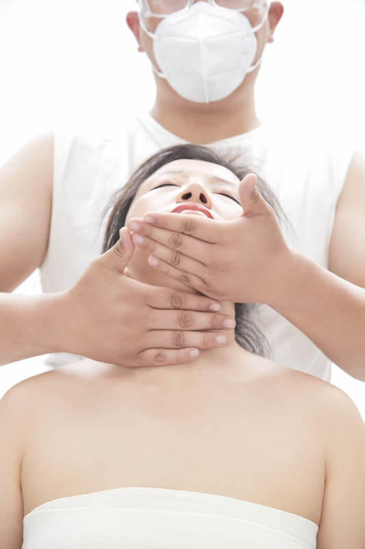 专业按摩师为女士进行理疗按摩