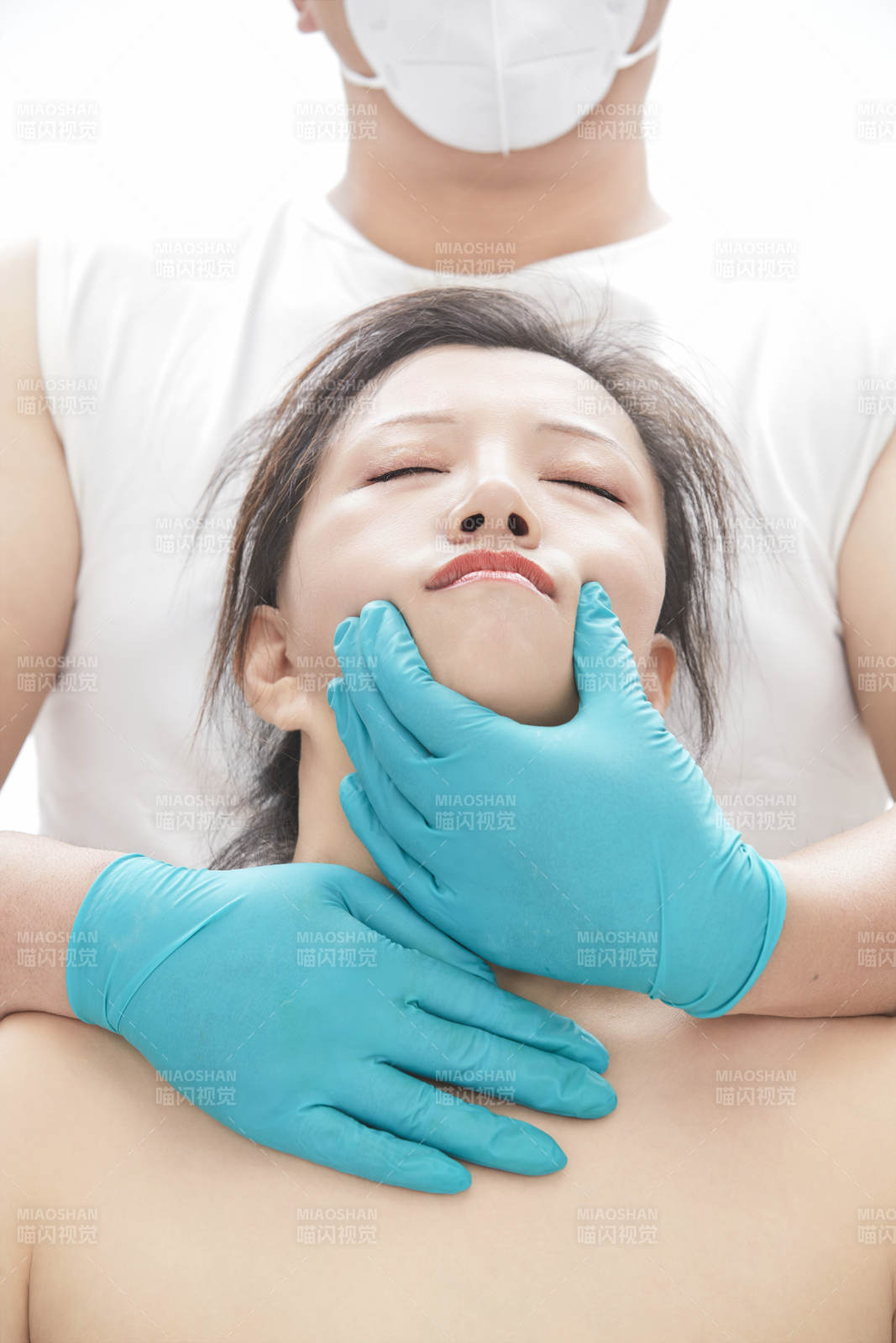 专业按摩师为女士进行理疗按摩