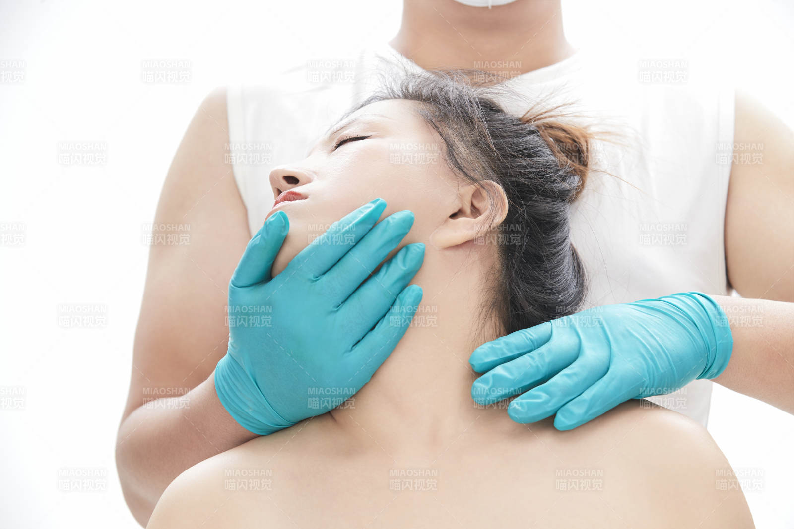 專業(yè)按摩師為女士進(jìn)行理療按摩