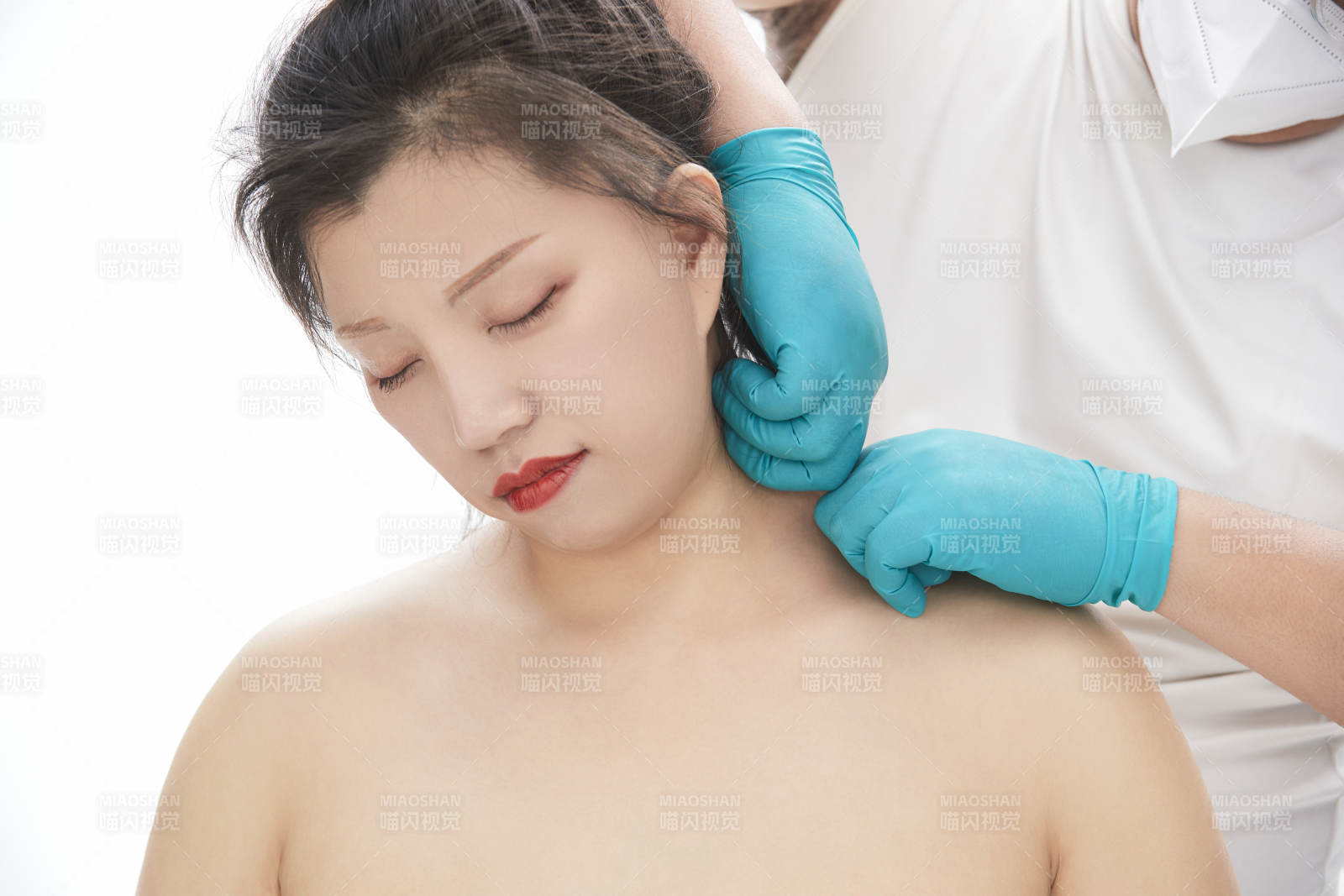 專業按摩師為女士進行理療按摩