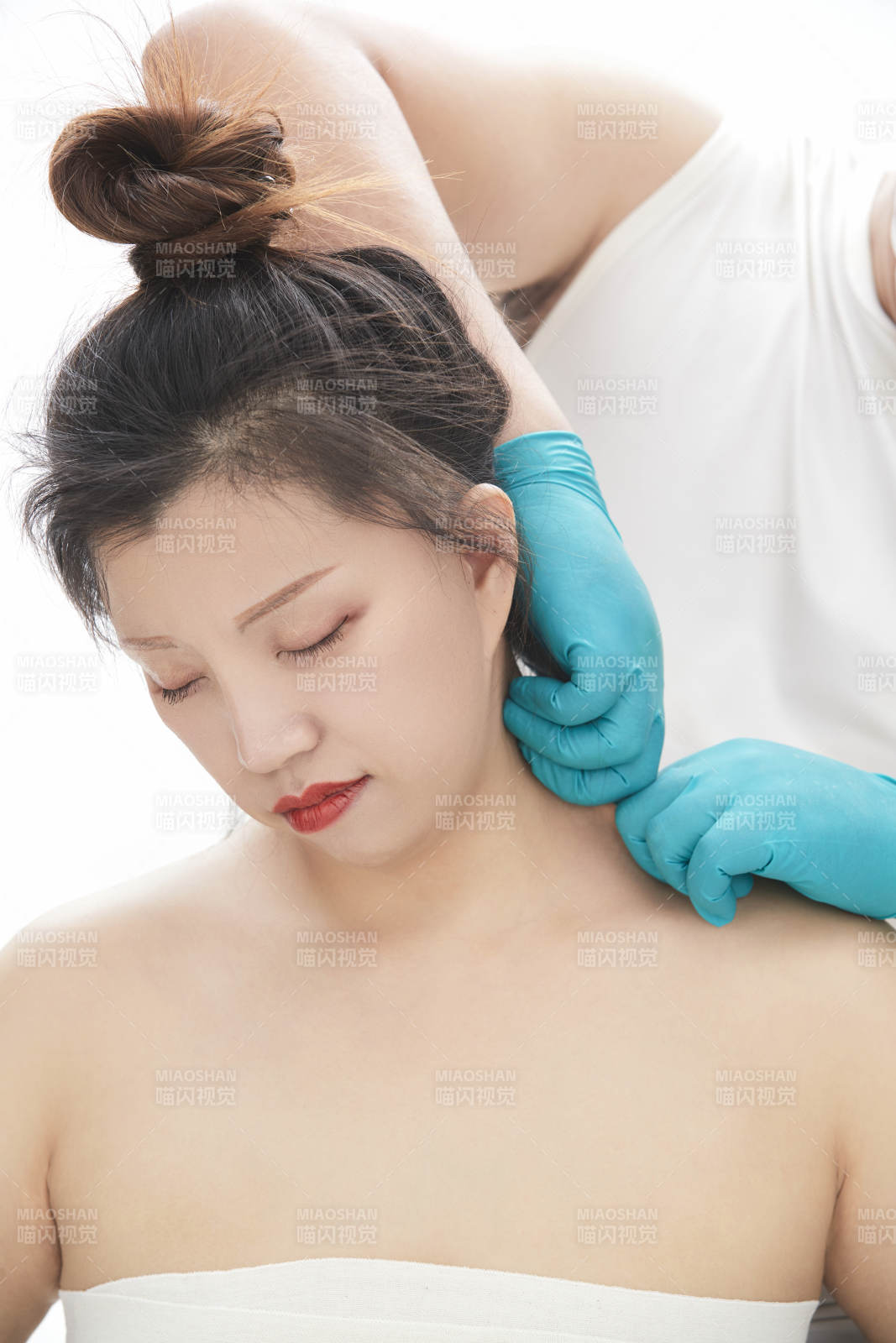 專業按摩師為女士進行理療按摩