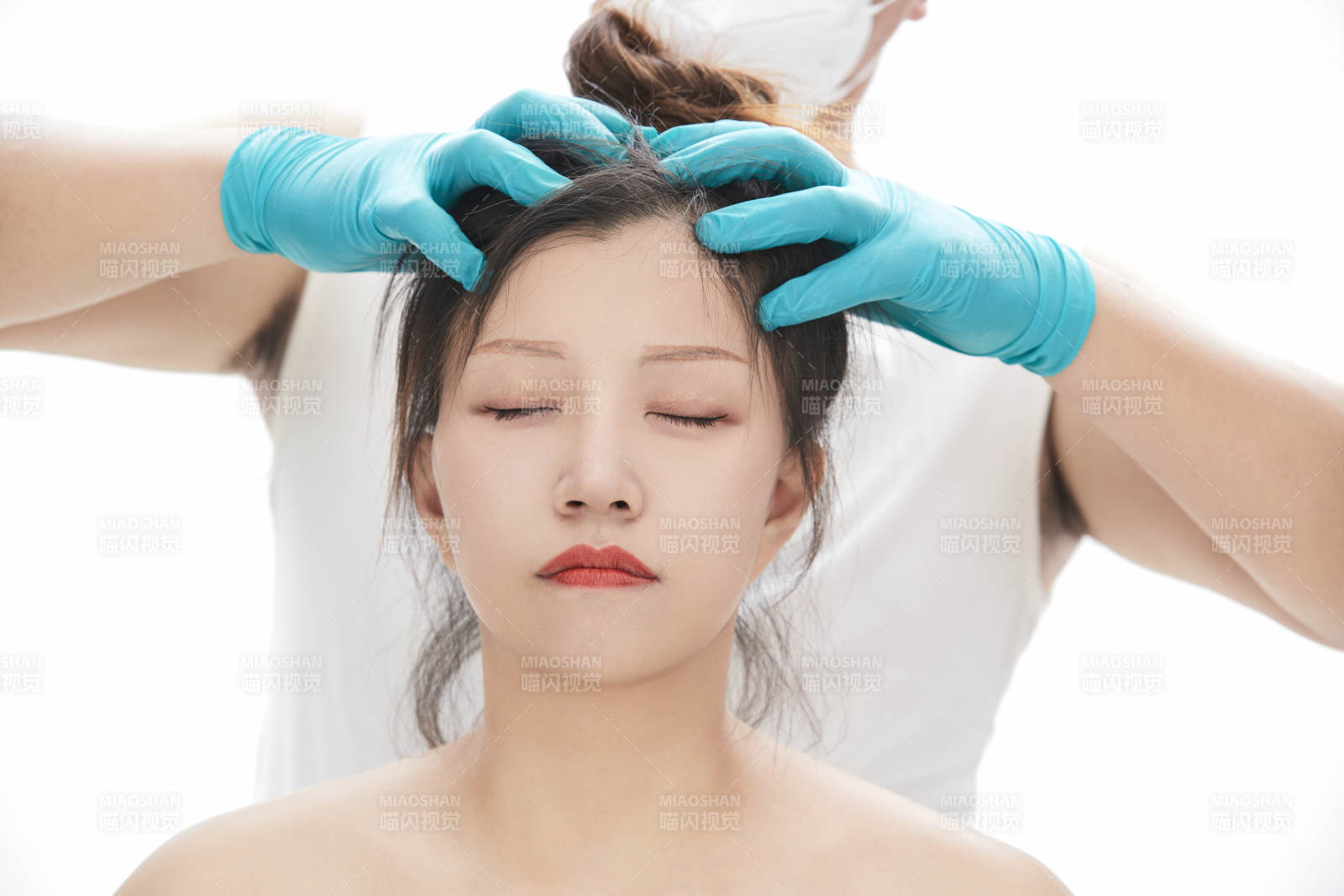 專業按摩師為女士進行理療按摩