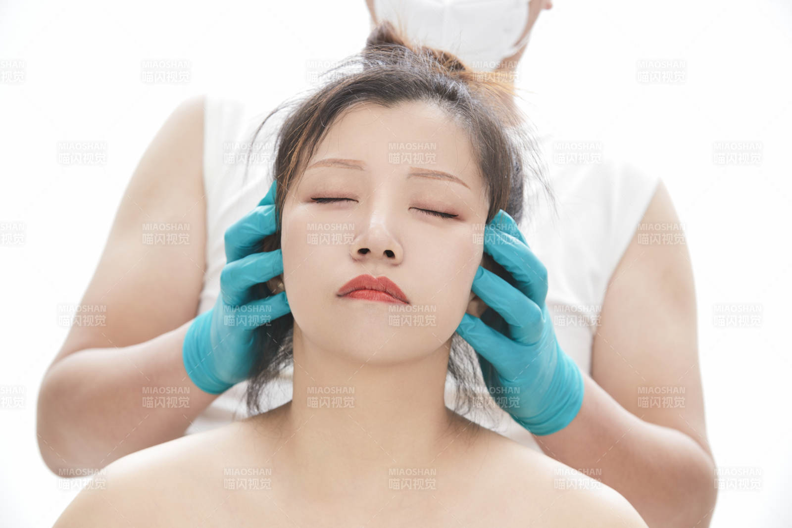 專(zhuān)業(yè)按摩師為女士進(jìn)行理療按摩