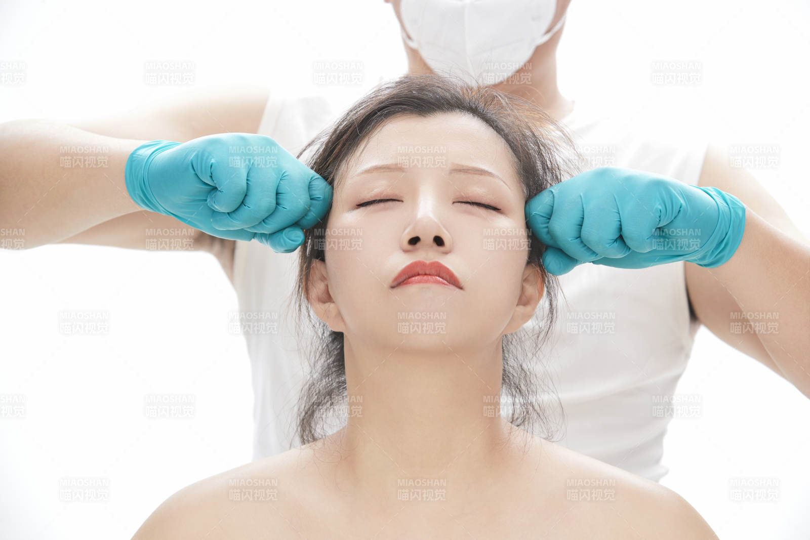 专业按摩师为女士进行理疗按摩