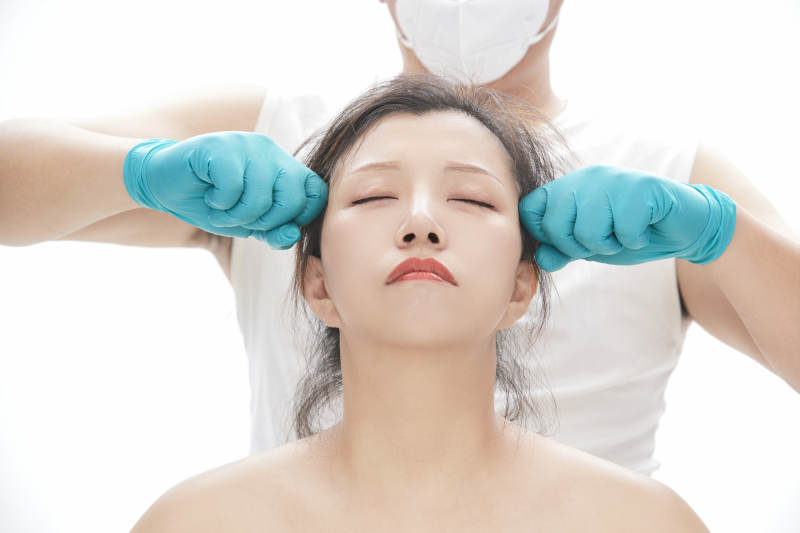 专业按摩师为女士进行理疗按摩