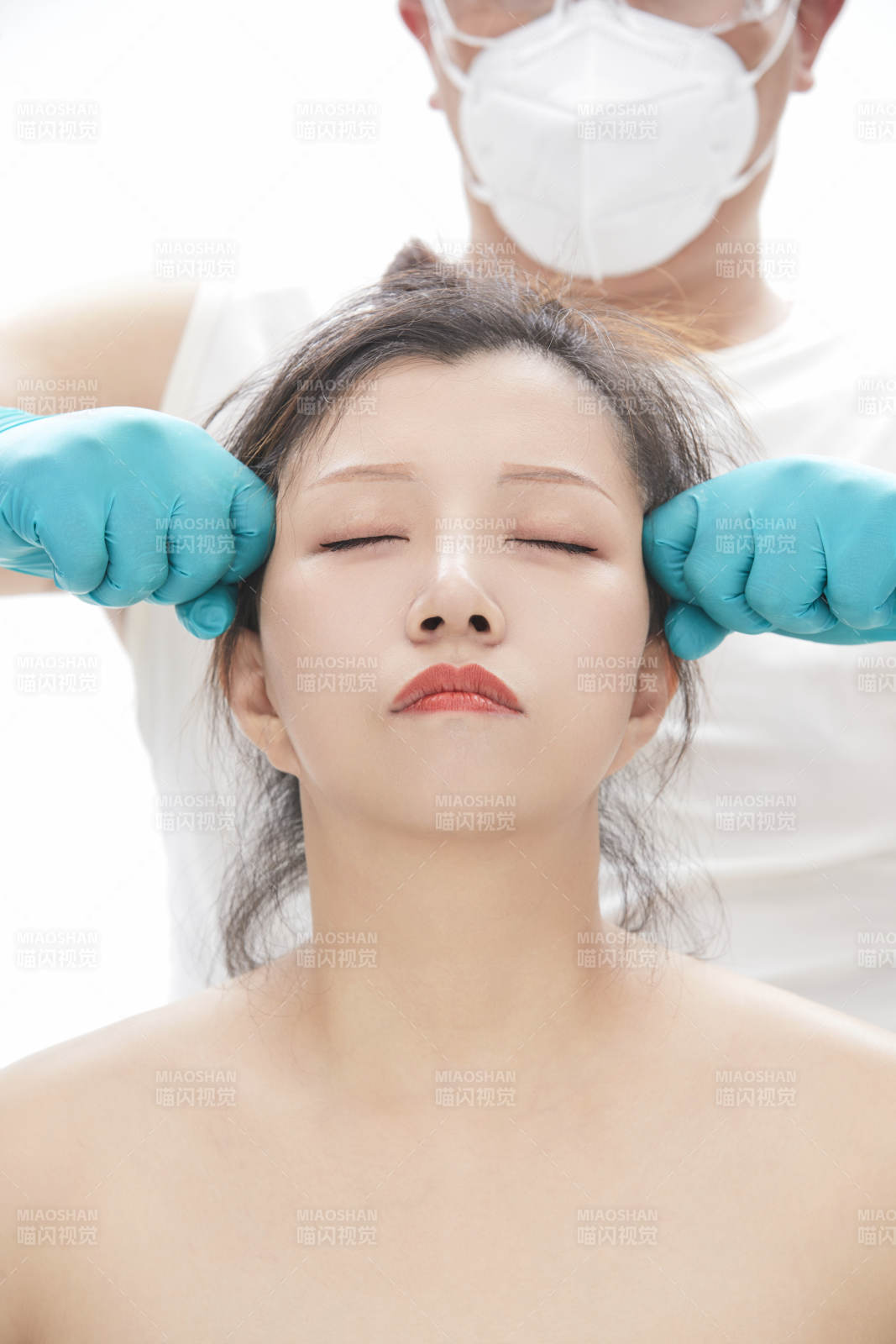 专业按摩师为女士进行理疗按摩