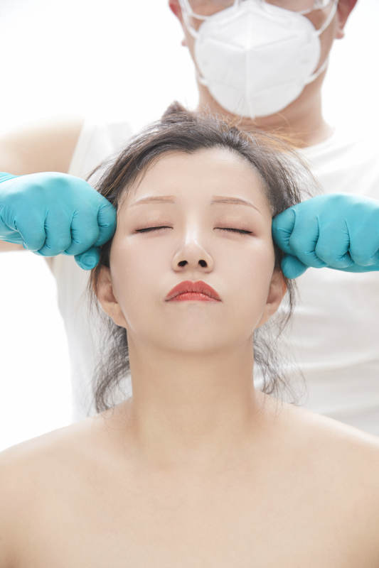 专业按摩师为女士进行理疗按摩