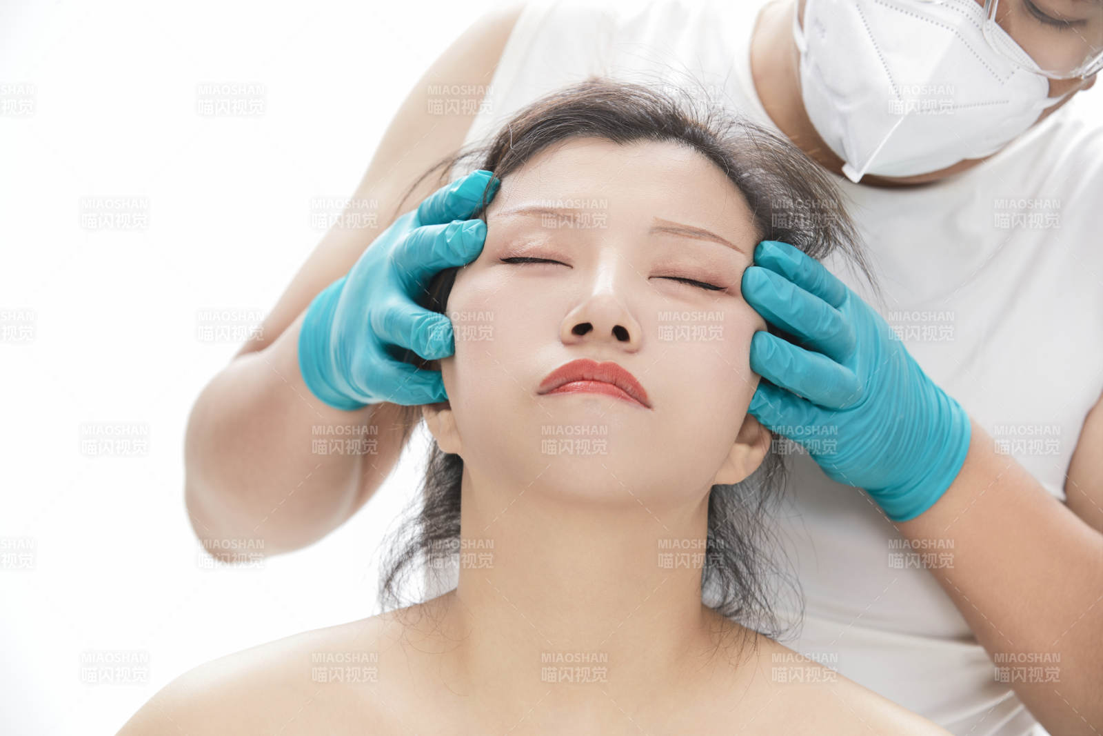 专业按摩师为女士进行理疗按摩