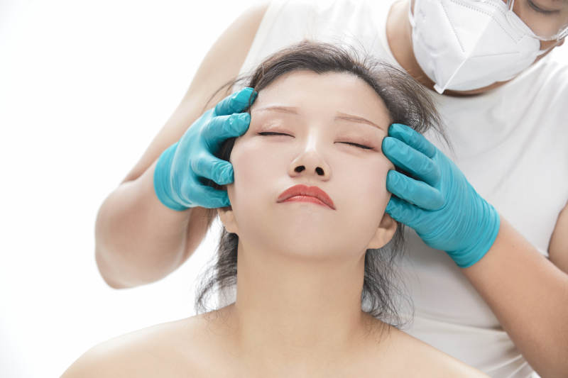 专业按摩师为女士进行理疗按摩