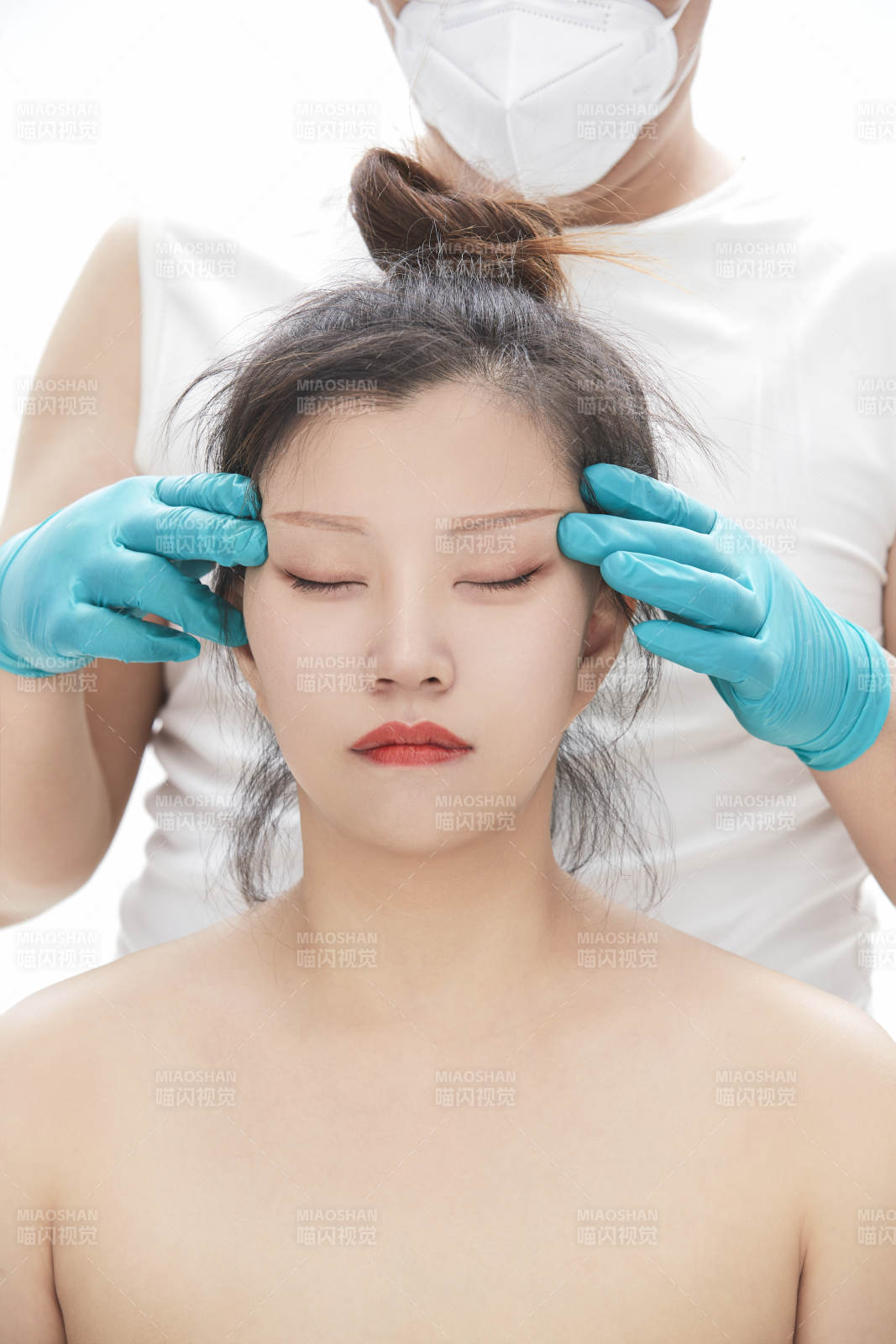 专业按摩师为女士进行理疗按摩