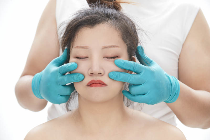 专业按摩师为女士进行理疗按摩