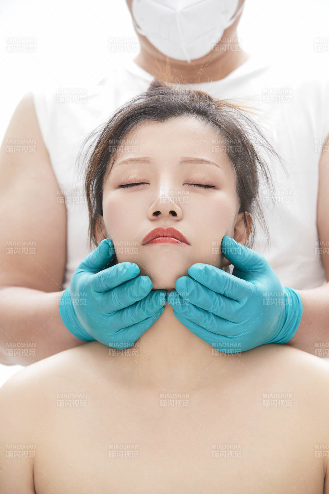 專業(yè)按摩師為女士進行理療按摩