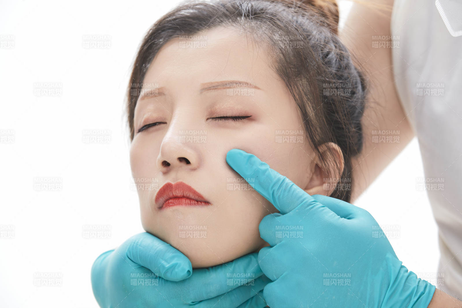 专业按摩师为女士进行理疗按摩