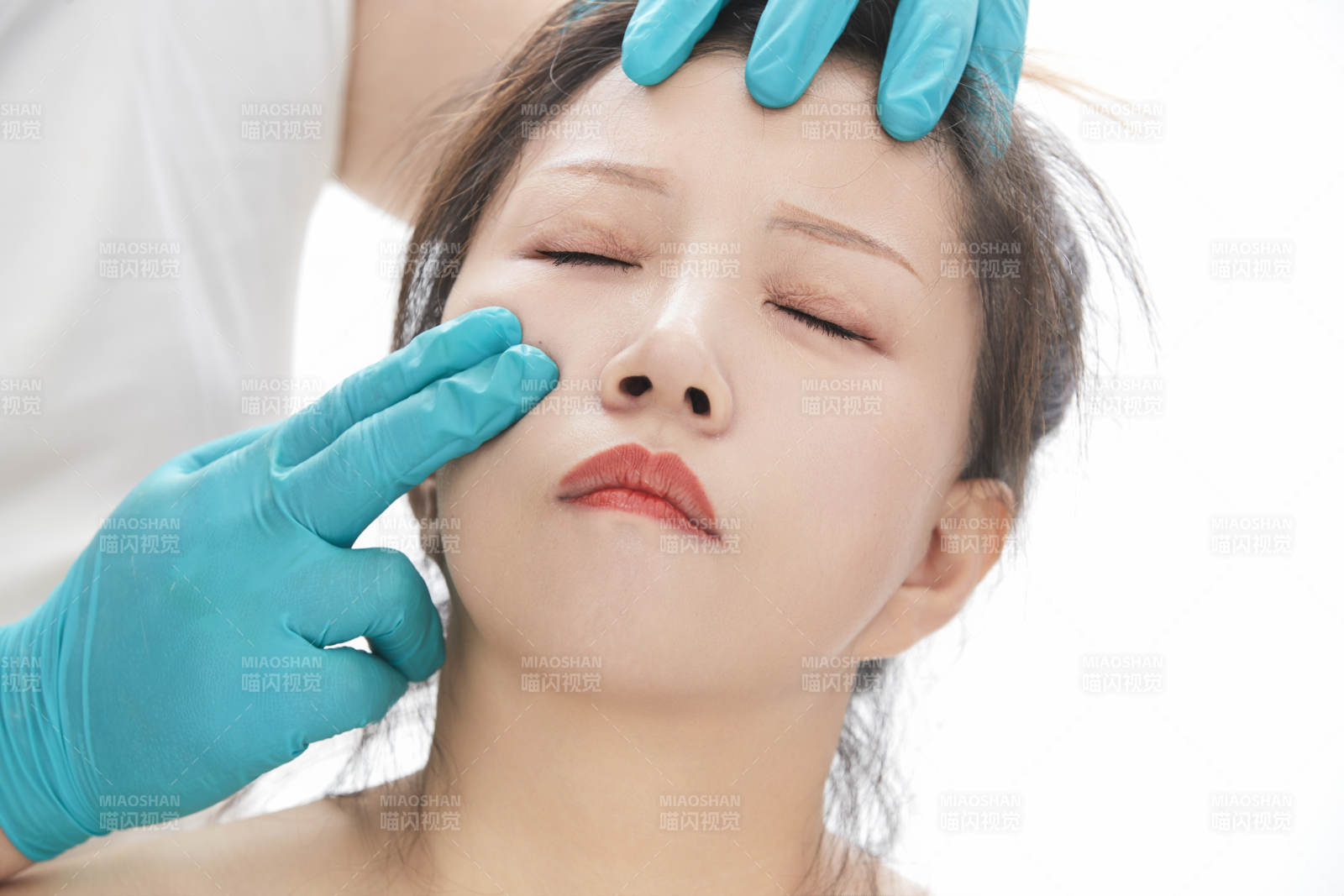 專業(yè)按摩師為女士進行理療按摩