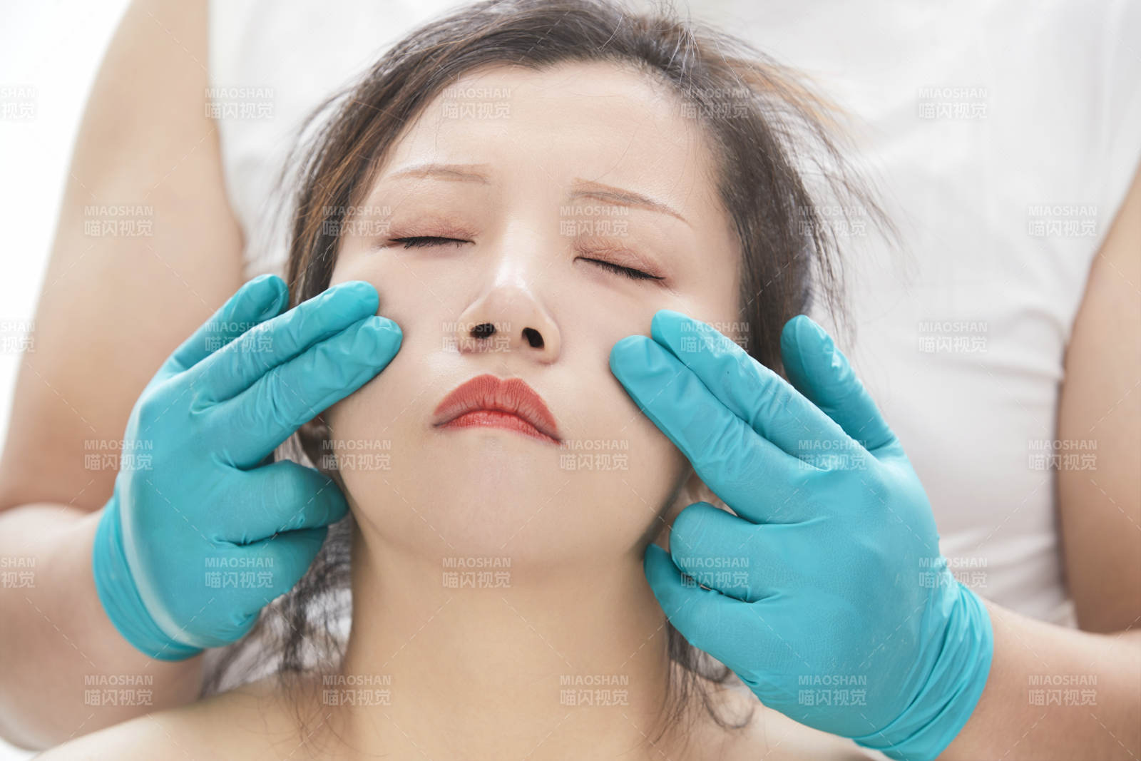 專業按摩師為女士進行理療按摩