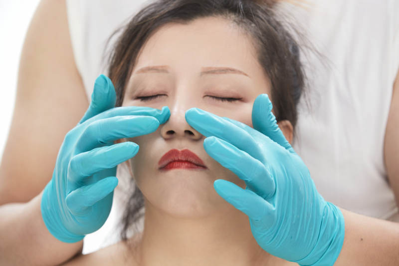 专业按摩师为女士进行理疗按摩