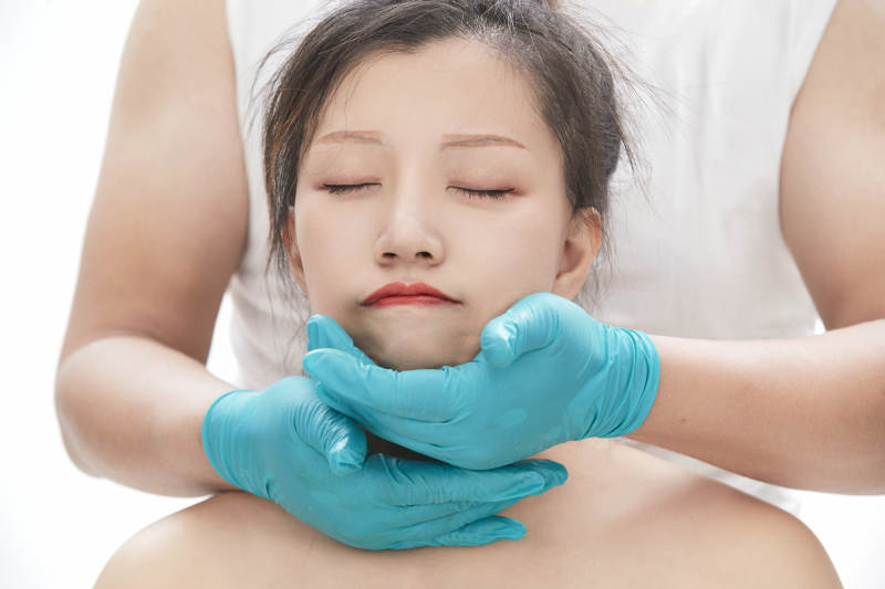 专业按摩师为女士进行理疗按摩