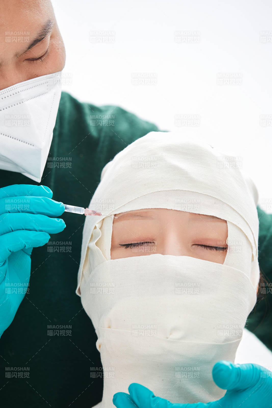 做面部注射整形的亞洲女士