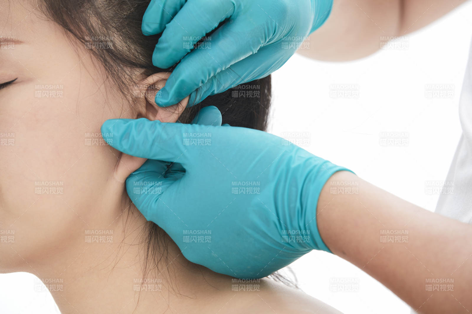 專業按摩師為女士進行理療按摩