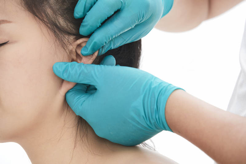 专业按摩师为女士进行理疗按摩