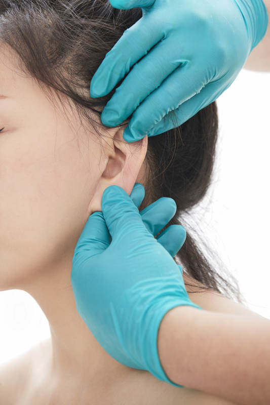 专业按摩师为女士进行理疗按摩