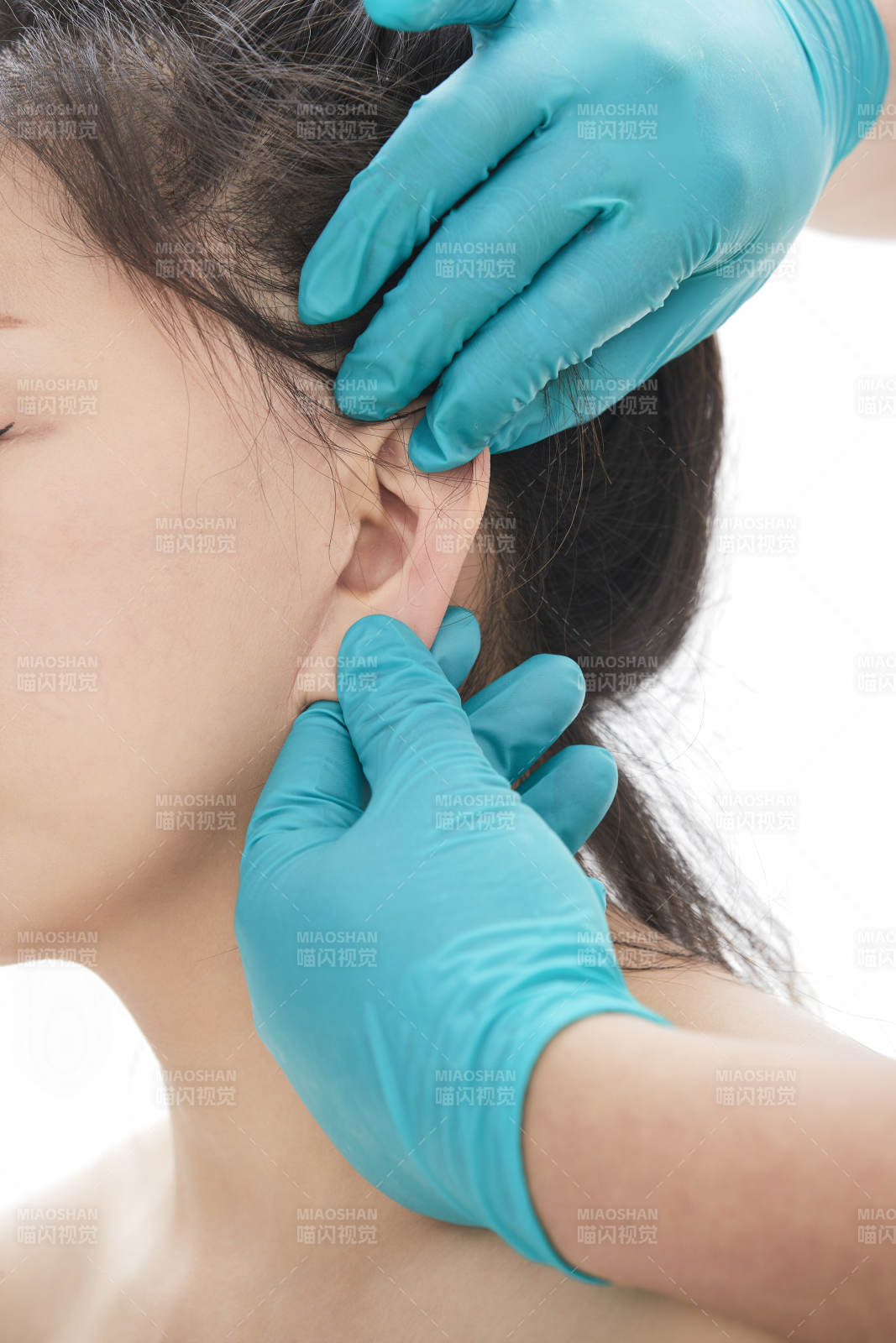 专业按摩师为女士进行理疗按摩