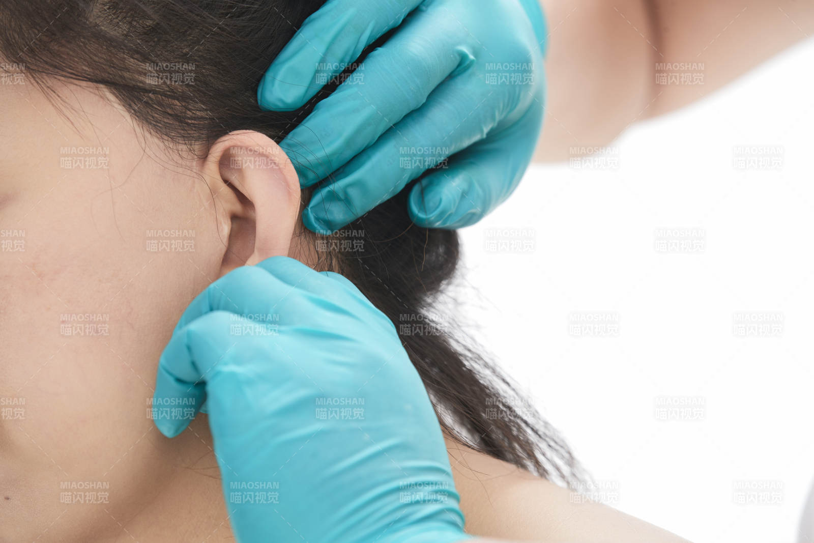 专业按摩师为女士进行理疗按摩