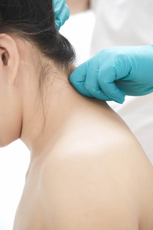 专业按摩师为女士进行理疗按摩